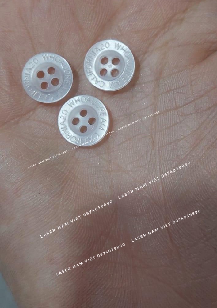 khắc nút, nhận khắc laser nút áo, nút kim loại, nút nhựa theo yêu cầu